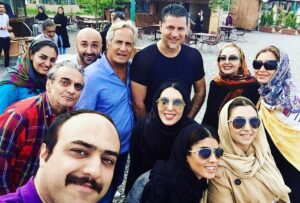 Leila Bolukat Instagram - ⁨ لطفا ورق بزنید 
خبر درگذشت هر عزیزی برایم بسیار تلخ و تأثربرانگیز است، اما بعضی فقدان‌ها عمیق‌ترند، چون با آن عزیزان خاطرات زیادی داشته‌ام.
یکی از این انسان‌های نازنین، آقای همایون ارشادی بودند؛ بازیگری بین‌المللی، فروتن و بی‌ادعا.
افتخار همکاری در دو فیلم را با ایشان داشتم و همیشه با روی خوش در تمام نمایش‌هایم، مراسم‌های خیریه و برنامه‌ها شرکت می‌کردند و بی‌منت و صمیمانه در کنارم بودند.
سفرها، رستوران‌ها، اکران‌ها و جشن‌های زیادی را با هم گذراندیم و خاطراتی فراموش‌نشدنی ساختیم.
از نبودشان بسیار اندوهگینم.
روحشان شاد و در آرامش مطلق 🕊️😢🖤

‪@katayounriahiofficial7‬‪@majidtavakolii_‬‪@nikimozaffari‬‪@azadeh_zareie‬‪@dibazahedi‬‪@majidmozafari‬‪@mitrabolukat‬‪@alidaei‬‪@behnammahmoudi10‬behnammahmoudi10 

#لیلا_بلوکات#همایون_ارشادی #مرگ_آخرین_حقیقت_زندگی #غم_از_دست_دادن_عزیز⁩