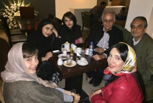 Leila Bolukat Instagram - ⁨ لطفا ورق بزنید 
خبر درگذشت هر عزیزی برایم بسیار تلخ و تأثربرانگیز است، اما بعضی فقدان‌ها عمیق‌ترند، چون با آن عزیزان خاطرات زیادی داشته‌ام.
یکی از این انسان‌های نازنین، آقای همایون ارشادی بودند؛ بازیگری بین‌المللی، فروتن و بی‌ادعا.
افتخار همکاری در دو فیلم را با ایشان داشتم و همیشه با روی خوش در تمام نمایش‌هایم، مراسم‌های خیریه و برنامه‌ها شرکت می‌کردند و بی‌منت و صمیمانه در کنارم بودند.
سفرها، رستوران‌ها، اکران‌ها و جشن‌های زیادی را با هم گذراندیم و خاطراتی فراموش‌نشدنی ساختیم.
از نبودشان بسیار اندوهگینم.
روحشان شاد و در آرامش مطلق 🕊️😢🖤

‪@katayounriahiofficial7‬‪@majidtavakolii_‬‪@nikimozaffari‬‪@azadeh_zareie‬‪@dibazahedi‬‪@majidmozafari‬‪@mitrabolukat‬‪@alidaei‬‪@behnammahmoudi10‬behnammahmoudi10 

#لیلا_بلوکات#همایون_ارشادی #مرگ_آخرین_حقیقت_زندگی #غم_از_دست_دادن_عزیز⁩