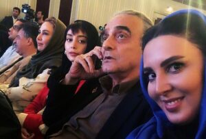 Leila Bolukat Instagram - ⁨ لطفا ورق بزنید 
خبر درگذشت هر عزیزی برایم بسیار تلخ و تأثربرانگیز است، اما بعضی فقدان‌ها عمیق‌ترند، چون با آن عزیزان خاطرات زیادی داشته‌ام.
یکی از این انسان‌های نازنین، آقای همایون ارشادی بودند؛ بازیگری بین‌المللی، فروتن و بی‌ادعا.
افتخار همکاری در دو فیلم را با ایشان داشتم و همیشه با روی خوش در تمام نمایش‌هایم، مراسم‌های خیریه و برنامه‌ها شرکت می‌کردند و بی‌منت و صمیمانه در کنارم بودند.
سفرها، رستوران‌ها، اکران‌ها و جشن‌های زیادی را با هم گذراندیم و خاطراتی فراموش‌نشدنی ساختیم.
از نبودشان بسیار اندوهگینم.
روحشان شاد و در آرامش مطلق 🕊️😢🖤

‪@katayounriahiofficial7‬‪@majidtavakolii_‬‪@nikimozaffari‬‪@azadeh_zareie‬‪@dibazahedi‬‪@majidmozafari‬‪@mitrabolukat‬‪@alidaei‬‪@behnammahmoudi10‬behnammahmoudi10 

#لیلا_بلوکات#همایون_ارشادی #مرگ_آخرین_حقیقت_زندگی #غم_از_دست_دادن_عزیز⁩