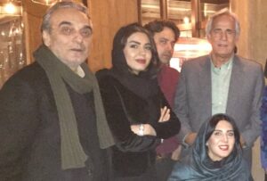 Leila Bolukat Instagram - ⁨ لطفا ورق بزنید 
خبر درگذشت هر عزیزی برایم بسیار تلخ و تأثربرانگیز است، اما بعضی فقدان‌ها عمیق‌ترند، چون با آن عزیزان خاطرات زیادی داشته‌ام.
یکی از این انسان‌های نازنین، آقای همایون ارشادی بودند؛ بازیگری بین‌المللی، فروتن و بی‌ادعا.
افتخار همکاری در دو فیلم را با ایشان داشتم و همیشه با روی خوش در تمام نمایش‌هایم، مراسم‌های خیریه و برنامه‌ها شرکت می‌کردند و بی‌منت و صمیمانه در کنارم بودند.
سفرها، رستوران‌ها، اکران‌ها و جشن‌های زیادی را با هم گذراندیم و خاطراتی فراموش‌نشدنی ساختیم.
از نبودشان بسیار اندوهگینم.
روحشان شاد و در آرامش مطلق 🕊️😢🖤

‪@katayounriahiofficial7‬‪@majidtavakolii_‬‪@nikimozaffari‬‪@azadeh_zareie‬‪@dibazahedi‬‪@majidmozafari‬‪@mitrabolukat‬‪@alidaei‬‪@behnammahmoudi10‬behnammahmoudi10 

#لیلا_بلوکات#همایون_ارشادی #مرگ_آخرین_حقیقت_زندگی #غم_از_دست_دادن_عزیز⁩