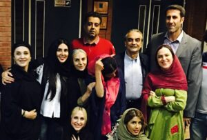 Leila Bolukat Instagram - ⁨ لطفا ورق بزنید 
خبر درگذشت هر عزیزی برایم بسیار تلخ و تأثربرانگیز است، اما بعضی فقدان‌ها عمیق‌ترند، چون با آن عزیزان خاطرات زیادی داشته‌ام.
یکی از این انسان‌های نازنین، آقای همایون ارشادی بودند؛ بازیگری بین‌المللی، فروتن و بی‌ادعا.
افتخار همکاری در دو فیلم را با ایشان داشتم و همیشه با روی خوش در تمام نمایش‌هایم، مراسم‌های خیریه و برنامه‌ها شرکت می‌کردند و بی‌منت و صمیمانه در کنارم بودند.
سفرها، رستوران‌ها، اکران‌ها و جشن‌های زیادی را با هم گذراندیم و خاطراتی فراموش‌نشدنی ساختیم.
از نبودشان بسیار اندوهگینم.
روحشان شاد و در آرامش مطلق 🕊️😢🖤

‪@katayounriahiofficial7‬‪@majidtavakolii_‬‪@nikimozaffari‬‪@azadeh_zareie‬‪@dibazahedi‬‪@majidmozafari‬‪@mitrabolukat‬‪@alidaei‬‪@behnammahmoudi10‬behnammahmoudi10 

#لیلا_بلوکات#همایون_ارشادی #مرگ_آخرین_حقیقت_زندگی #غم_از_دست_دادن_عزیز⁩