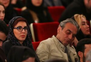 Leila Bolukat Instagram - ⁨ لطفا ورق بزنید 
خبر درگذشت هر عزیزی برایم بسیار تلخ و تأثربرانگیز است، اما بعضی فقدان‌ها عمیق‌ترند، چون با آن عزیزان خاطرات زیادی داشته‌ام.
یکی از این انسان‌های نازنین، آقای همایون ارشادی بودند؛ بازیگری بین‌المللی، فروتن و بی‌ادعا.
افتخار همکاری در دو فیلم را با ایشان داشتم و همیشه با روی خوش در تمام نمایش‌هایم، مراسم‌های خیریه و برنامه‌ها شرکت می‌کردند و بی‌منت و صمیمانه در کنارم بودند.
سفرها، رستوران‌ها، اکران‌ها و جشن‌های زیادی را با هم گذراندیم و خاطراتی فراموش‌نشدنی ساختیم.
از نبودشان بسیار اندوهگینم.
روحشان شاد و در آرامش مطلق 🕊️😢🖤

‪@katayounriahiofficial7‬‪@majidtavakolii_‬‪@nikimozaffari‬‪@azadeh_zareie‬‪@dibazahedi‬‪@majidmozafari‬‪@mitrabolukat‬‪@alidaei‬‪@behnammahmoudi10‬behnammahmoudi10 

#لیلا_بلوکات#همایون_ارشادی #مرگ_آخرین_حقیقت_زندگی #غم_از_دست_دادن_عزیز⁩