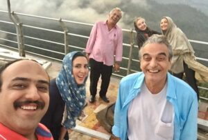 Leila Bolukat Instagram - ⁨ لطفا ورق بزنید 
خبر درگذشت هر عزیزی برایم بسیار تلخ و تأثربرانگیز است، اما بعضی فقدان‌ها عمیق‌ترند، چون با آن عزیزان خاطرات زیادی داشته‌ام.
یکی از این انسان‌های نازنین، آقای همایون ارشادی بودند؛ بازیگری بین‌المللی، فروتن و بی‌ادعا.
افتخار همکاری در دو فیلم را با ایشان داشتم و همیشه با روی خوش در تمام نمایش‌هایم، مراسم‌های خیریه و برنامه‌ها شرکت می‌کردند و بی‌منت و صمیمانه در کنارم بودند.
سفرها، رستوران‌ها، اکران‌ها و جشن‌های زیادی را با هم گذراندیم و خاطراتی فراموش‌نشدنی ساختیم.
از نبودشان بسیار اندوهگینم.
روحشان شاد و در آرامش مطلق 🕊️😢🖤

‪@katayounriahiofficial7‬‪@majidtavakolii_‬‪@nikimozaffari‬‪@azadeh_zareie‬‪@dibazahedi‬‪@majidmozafari‬‪@mitrabolukat‬‪@alidaei‬‪@behnammahmoudi10‬behnammahmoudi10 

#لیلا_بلوکات#همایون_ارشادی #مرگ_آخرین_حقیقت_زندگی #غم_از_دست_دادن_عزیز⁩