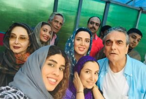 Leila Bolukat Instagram - ⁨ لطفا ورق بزنید 
خبر درگذشت هر عزیزی برایم بسیار تلخ و تأثربرانگیز است، اما بعضی فقدان‌ها عمیق‌ترند، چون با آن عزیزان خاطرات زیادی داشته‌ام.
یکی از این انسان‌های نازنین، آقای همایون ارشادی بودند؛ بازیگری بین‌المللی، فروتن و بی‌ادعا.
افتخار همکاری در دو فیلم را با ایشان داشتم و همیشه با روی خوش در تمام نمایش‌هایم، مراسم‌های خیریه و برنامه‌ها شرکت می‌کردند و بی‌منت و صمیمانه در کنارم بودند.
سفرها، رستوران‌ها، اکران‌ها و جشن‌های زیادی را با هم گذراندیم و خاطراتی فراموش‌نشدنی ساختیم.
از نبودشان بسیار اندوهگینم.
روحشان شاد و در آرامش مطلق 🕊️😢🖤

‪@katayounriahiofficial7‬‪@majidtavakolii_‬‪@nikimozaffari‬‪@azadeh_zareie‬‪@dibazahedi‬‪@majidmozafari‬‪@mitrabolukat‬‪@alidaei‬‪@behnammahmoudi10‬behnammahmoudi10 

#لیلا_بلوکات#همایون_ارشادی #مرگ_آخرین_حقیقت_زندگی #غم_از_دست_دادن_عزیز⁩