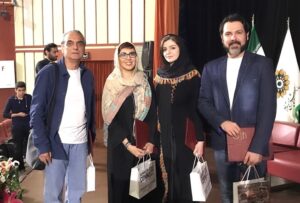 Leila Bolukat Instagram - ⁨ لطفا ورق بزنید 
خبر درگذشت هر عزیزی برایم بسیار تلخ و تأثربرانگیز است، اما بعضی فقدان‌ها عمیق‌ترند، چون با آن عزیزان خاطرات زیادی داشته‌ام.
یکی از این انسان‌های نازنین، آقای همایون ارشادی بودند؛ بازیگری بین‌المللی، فروتن و بی‌ادعا.
افتخار همکاری در دو فیلم را با ایشان داشتم و همیشه با روی خوش در تمام نمایش‌هایم، مراسم‌های خیریه و برنامه‌ها شرکت می‌کردند و بی‌منت و صمیمانه در کنارم بودند.
سفرها، رستوران‌ها، اکران‌ها و جشن‌های زیادی را با هم گذراندیم و خاطراتی فراموش‌نشدنی ساختیم.
از نبودشان بسیار اندوهگینم.
روحشان شاد و در آرامش مطلق 🕊️😢🖤

‪@katayounriahiofficial7‬‪@majidtavakolii_‬‪@nikimozaffari‬‪@azadeh_zareie‬‪@dibazahedi‬‪@majidmozafari‬‪@mitrabolukat‬‪@alidaei‬‪@behnammahmoudi10‬behnammahmoudi10 

#لیلا_بلوکات#همایون_ارشادی #مرگ_آخرین_حقیقت_زندگی #غم_از_دست_دادن_عزیز⁩