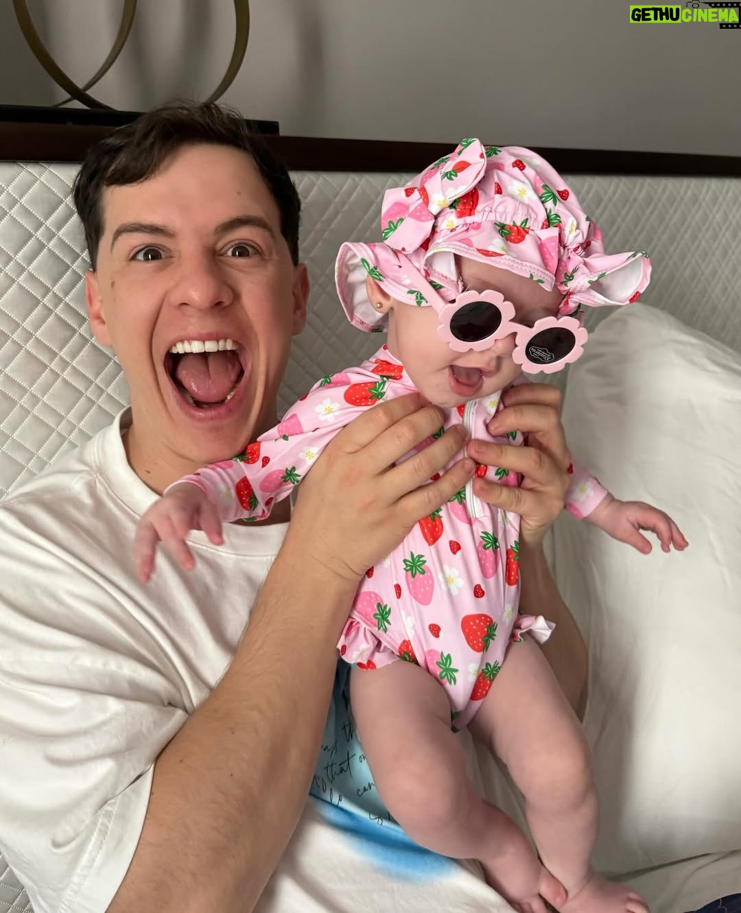 Lele Pons - 3.5 Million Likes - Say hello to Eloísa / Dile hola a Eloísa 🥹👋🏻 
📷: @vombagram