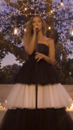 Leona Lewis Instagram - There’s a sacred stillness to this time of year 🤍 
Ave Maria holds it so beautifully.