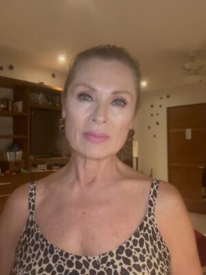 Leticia Calderón Instagram - Jugando a que cantaba jajajajaja ojalá tuviera esa voz.