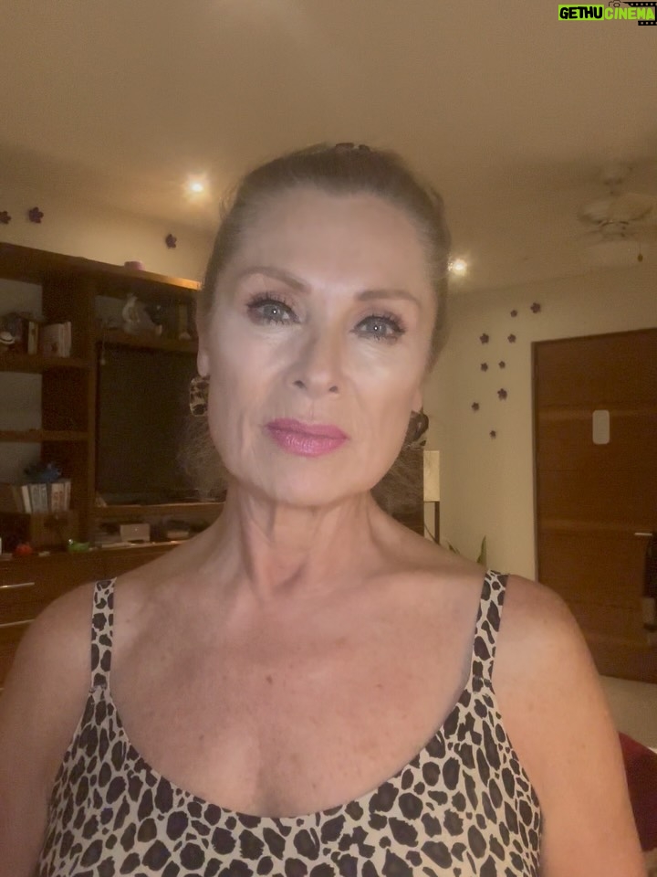 Leticia Calderón - 35.3K Likes - Jugando a que cantaba jajajajaja ojalá tuviera esa voz.
