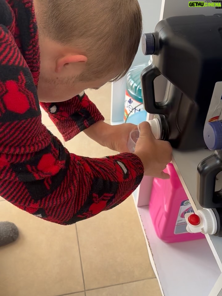 Leticia Calderón - 68K Likes - Miren lo inteligente que es mi hijo. Estoy tan orgullosa de él!!! Seguimos enseñándole labores del hogar. 👍🏼