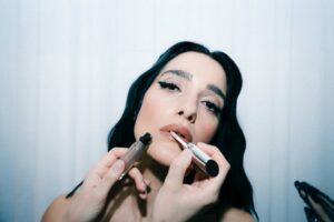 Levante Instagram - #adv @armanibeauty Ah, se potessi vederti coi miei occhi. 
#armanimakeup #armanifragrance