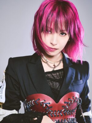 LiSA Instagram - 4/15(水) LiSA 7th ALBUM『LACE UP』を発売します。
踏み締め繋ぎ結び編みあげた15年。
15曲の大ボリュームアルバムでお届けです💿
初回盤には　#LiSAリップサービス　at 日本武道館のデート(LiVE)DVD&BDでお楽しみいただけることになりました！✂︎💋

💿予約開始です🍓🎀
https://lisa.lnk.to/LACEUP_PKG
#LiSA15th

LiSA 7th album “LACE UP” is out April 15 (Wed).
A 15-track album for my 15th anniversary 💿

Limited edition includes #LiSA concert Lip Service at Nippon Budokan ✂︎💋
💿https://lisa.lnk.to/LACEUP_PKG
#LiSA15th