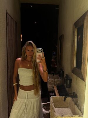 Lies Zhara Instagram - voor ik vertrok zei ik nog dat ik wss niet de volle 5 weken weg zou blijven en nu zit ik in week 5 en baal ik echt dat dit de laatste is🥹 i’m born for this
