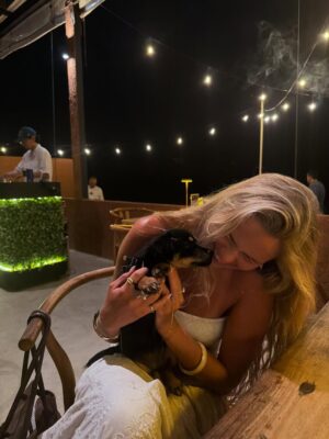 Lies Zhara Instagram - voor ik vertrok zei ik nog dat ik wss niet de volle 5 weken weg zou blijven en nu zit ik in week 5 en baal ik echt dat dit de laatste is🥹 i’m born for this