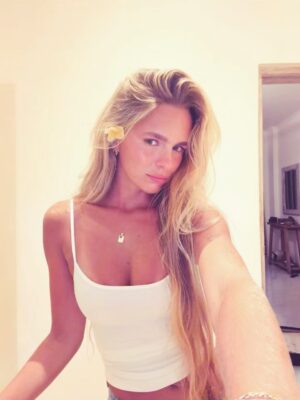 Lies Zhara Instagram - ken je dat verhaal van dat meisje wat afscheid nam van Bali omdat ze naar huis ging?
nee? ze ging niet🤣