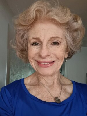 Lilian Blanc Instagram - Lilian Blanc é #NossaSenhoraDoCasting 🎬

No cinema 🎥 a atriz paulistana integrou o elenco de longas como As Melhores Coisas do Mundo, direção de Laís Bodanzky, Meu Amigo Hindu, direção de Hector Babenco, e Trabalhar Cansa, direção de Marco Dutra e Juliana Rojas. 

Na TV 📺  suas novelas mais recentes foram As Aventuras de Poliana, Poliana Moça e A Infância De Romeu e Julieta, do @sbt, interpretando a personagem Dona Branca Delfino. Atuou em produções da @tvglobo, como Verdades Secretas, Viver a Vida e Caras e Bocas.

Participou ainda de séries como Mothern, do @gnt, Destino: São Paulo e O Negócio, ambas da @hbobr, e Unidade Básica, da @universaltvbr. 

Formada pela escola @celiahelenaoficial, Lilian Blanc atuou em inúmeras peças e ficou por 10 anos no @grupotapa. É fluente em alemão e reúne 1,5 M de seguidores no Tik Tok 📲.

Arrasta para o lado para conhecer @lilian.blanc

👉 Portfólio completo na BIO

#lilianblanc 
#castingexclusivo
#qualéoseutalento
#NossaSenhoraDoCasting