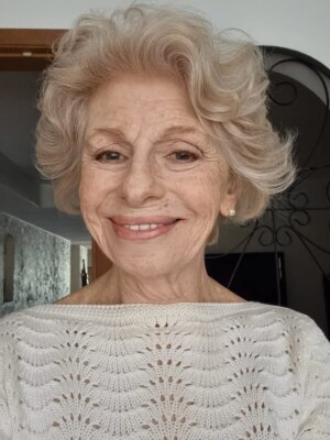 Lilian Blanc Instagram - Lilian Blanc é #NossaSenhoraDoCasting 🎬

No cinema 🎥 a atriz paulistana integrou o elenco de longas como As Melhores Coisas do Mundo, direção de Laís Bodanzky, Meu Amigo Hindu, direção de Hector Babenco, e Trabalhar Cansa, direção de Marco Dutra e Juliana Rojas. 

Na TV 📺  suas novelas mais recentes foram As Aventuras de Poliana, Poliana Moça e A Infância De Romeu e Julieta, do @sbt, interpretando a personagem Dona Branca Delfino. Atuou em produções da @tvglobo, como Verdades Secretas, Viver a Vida e Caras e Bocas.

Participou ainda de séries como Mothern, do @gnt, Destino: São Paulo e O Negócio, ambas da @hbobr, e Unidade Básica, da @universaltvbr. 

Formada pela escola @celiahelenaoficial, Lilian Blanc atuou em inúmeras peças e ficou por 10 anos no @grupotapa. É fluente em alemão e reúne 1,5 M de seguidores no Tik Tok 📲.

Arrasta para o lado para conhecer @lilian.blanc

👉 Portfólio completo na BIO

#lilianblanc 
#castingexclusivo
#qualéoseutalento
#NossaSenhoraDoCasting