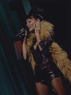 Lily Allen Instagram - West End Girl Tour: Night 1 ❣️ Thank you Glasgow for the warmest welcome back x

 

 
Co-Creative Director & Set Designer @annafleischle 
Photographed by @hredcliffe