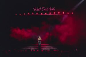 Lily Allen Instagram - West End Girl Tour: Night 1 ❣️ Thank you Glasgow for the warmest welcome back x

 

 
Co-Creative Director & Set Designer @annafleischle 
Photographed by @hredcliffe