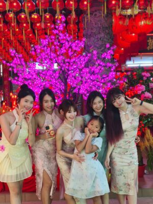 Lin Min-Chen Instagram - 初二吉祥❤️和大家拜個年🙆🏻‍♀️祝大家健康平安
Heng Ong Huat！！！！！Money Happy都拿拿

然後小寶弟第一次包紅包給我 我拿到全家人的紅包liao
只有我還不用包🙆🏻‍♀️