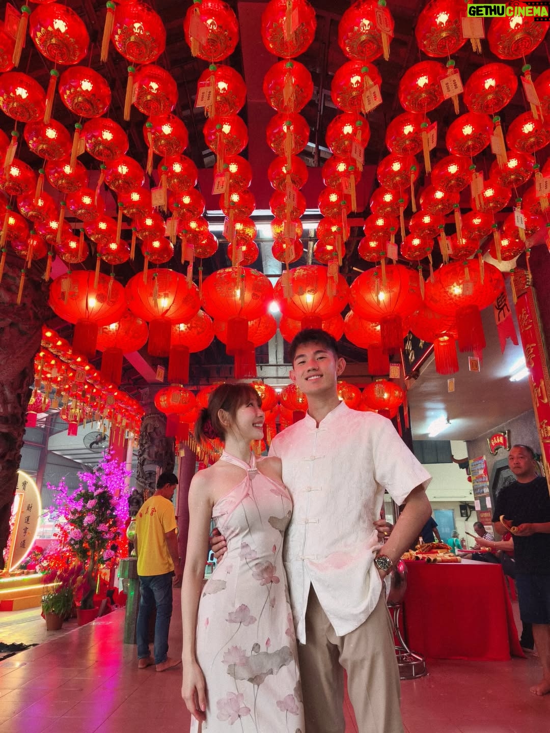 Lin Min-Chen - 178.3K Likes - 初二吉祥❤️和大家拜個年🙆🏻‍♀️祝大家健康平安
Heng Ong Huat！！！！！Money Happy都拿拿

然後小寶弟第一次包紅包給我 我拿到全家人的紅包liao
只有我還不用包🙆🏻‍♀️