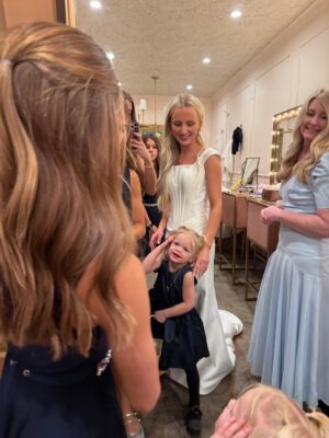 Lindsay Arnold Instagram - The best weekend celebrating the Burt's 🥹🫶🏻 our nanny of 4 years @_bailey_burt married Sam's step brother @isaac_burt08 and we are all over the moon about it! We love them both so much 🫶🏻
#wedding #auntanduncle #flowergirls