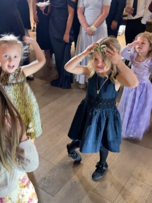 Lindsay Arnold Instagram - The best weekend celebrating the Burt's 🥹🫶🏻 our nanny of 4 years @_bailey_burt married Sam's step brother @isaac_burt08 and we are all over the moon about it! We love them both so much 🫶🏻
#wedding #auntanduncle #flowergirls