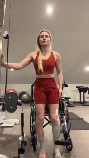 Lindsey Vonn Instagram - Definitely some hard times but still thankful… still working hard. The only goal is to get healthy. One day at a time. #icandothis