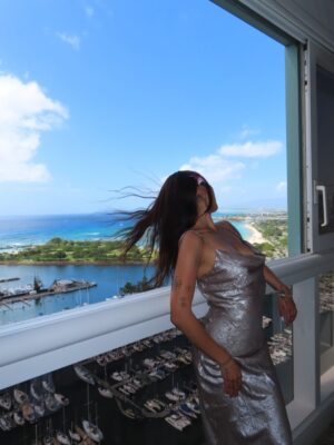 Linzy Luu Instagram - i made my mom take these 🧍🏻‍♀️🤳 

#hawaii #pinterestaesthetic #photoinspo #summerinspo