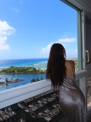 Linzy Luu Instagram - i made my mom take these 🧍🏻‍♀️🤳 

#hawaii #pinterestaesthetic #photoinspo #summerinspo