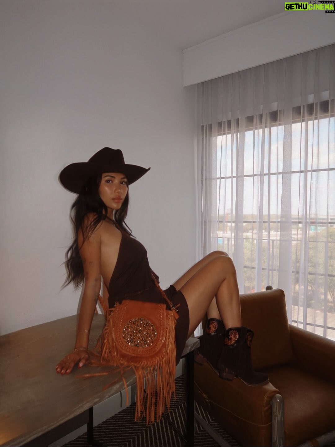 Linzy Luu - 3.9K Likes - 💌 from tx