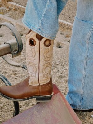 Linzy Luu Instagram - When your boots do all the talking 🤭🤎 
a true cowgirl riding boot — built for the saddle and styled for every moment in between 𐚁 𓃗 ⋆｡♡˖⋆