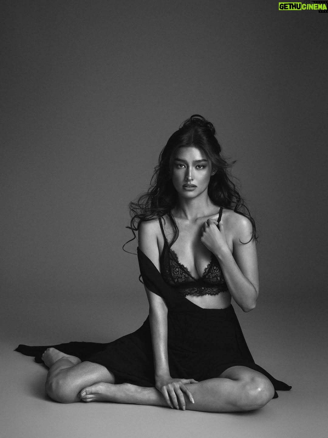 Liza Soberano - 0.9 Million Likes - 28 ✨🖤🥂

Thank you for all the birthday greetings. I may not be able to respond to each and every one of you but please know they are deeply appreciated!! I have so much more to say but for now here are some photos from this shoot I produced back home in the Philippines with the best team 💋