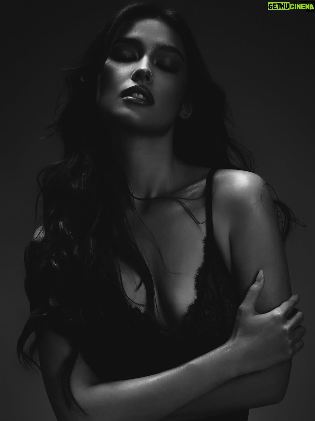 Liza Soberano - 0.9 Million Likes - 28 ✨🖤🥂

Thank you for all the birthday greetings. I may not be able to respond to each and every one of you but please know they are deeply appreciated!! I have so much more to say but for now here are some photos from this shoot I produced back home in the Philippines with the best team 💋