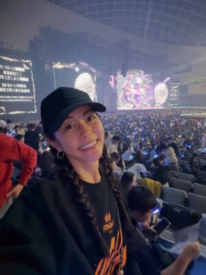 Lorene Ren Instagram - 把所有熱愛、吶喊與眼淚，
都留在這一夜🥳

躲在人群裡，有音樂的陪伴，
也為努力走到今天的自己喝采💪🏻

謝謝今年的自己，
不論路走得順遂或顛簸，
都終於迎來了 2025 的最後一天。

期待嶄新的 2026 年，
繼續真實地活著，
一步一步，走在屬於自己的故事裡✨

祝大家新年快樂唷🎉
