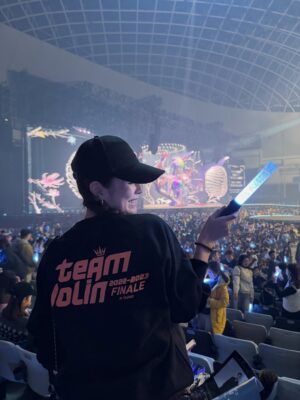 Lorene Ren Instagram - 把所有熱愛、吶喊與眼淚，
都留在這一夜🥳

躲在人群裡，有音樂的陪伴，
也為努力走到今天的自己喝采💪🏻

謝謝今年的自己，
不論路走得順遂或顛簸，
都終於迎來了 2025 的最後一天。

期待嶄新的 2026 年，
繼續真實地活著，
一步一步，走在屬於自己的故事裡✨

祝大家新年快樂唷🎉