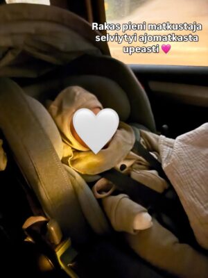 Lotta Hintsa Instagram - Aikamoinen aikamatka ku meni viikoksi äidin luo Jyväskylään. 😄
———
I spent a week at my mom’s place and it was perfect. Mom got to spend time with her granddaughter and I got lots of work done, got to ski, train and see friends 🥰 and the baby got to try out my old baby bed, stroller and cradle. Great success 😄

Mainos: @thule autoistuin, @donebydeer mustavalkokortit ja @sebrainterior unipesä saatu @wauvakauppa 🤍