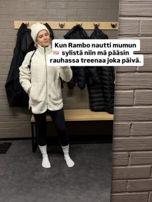 Lotta Hintsa Instagram - Aikamoinen aikamatka ku meni viikoksi äidin luo Jyväskylään. 😄
———
I spent a week at my mom’s place and it was perfect. Mom got to spend time with her granddaughter and I got lots of work done, got to ski, train and see friends 🥰 and the baby got to try out my old baby bed, stroller and cradle. Great success 😄

Mainos: @thule autoistuin, @donebydeer mustavalkokortit ja @sebrainterior unipesä saatu @wauvakauppa 🤍