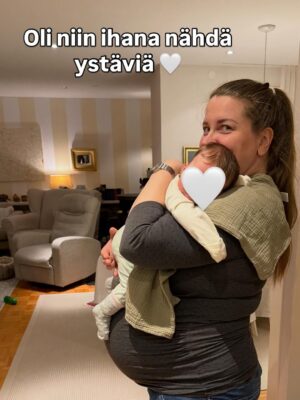 Lotta Hintsa Instagram - Aikamoinen aikamatka ku meni viikoksi äidin luo Jyväskylään. 😄
———
I spent a week at my mom’s place and it was perfect. Mom got to spend time with her granddaughter and I got lots of work done, got to ski, train and see friends 🥰 and the baby got to try out my old baby bed, stroller and cradle. Great success 😄

Mainos: @thule autoistuin, @donebydeer mustavalkokortit ja @sebrainterior unipesä saatu @wauvakauppa 🤍
