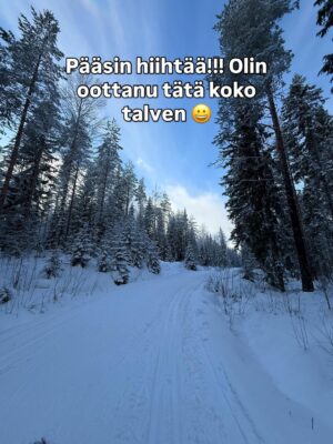 Lotta Hintsa Instagram - Aikamoinen aikamatka ku meni viikoksi äidin luo Jyväskylään. 😄
———
I spent a week at my mom’s place and it was perfect. Mom got to spend time with her granddaughter and I got lots of work done, got to ski, train and see friends 🥰 and the baby got to try out my old baby bed, stroller and cradle. Great success 😄

Mainos: @thule autoistuin, @donebydeer mustavalkokortit ja @sebrainterior unipesä saatu @wauvakauppa 🤍