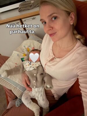 Lotta Hintsa Instagram - Aikamoinen aikamatka ku meni viikoksi äidin luo Jyväskylään. 😄
———
I spent a week at my mom’s place and it was perfect. Mom got to spend time with her granddaughter and I got lots of work done, got to ski, train and see friends 🥰 and the baby got to try out my old baby bed, stroller and cradle. Great success 😄

Mainos: @thule autoistuin, @donebydeer mustavalkokortit ja @sebrainterior unipesä saatu @wauvakauppa 🤍