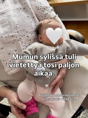 Lotta Hintsa Instagram - Aikamoinen aikamatka ku meni viikoksi äidin luo Jyväskylään. 😄
———
I spent a week at my mom’s place and it was perfect. Mom got to spend time with her granddaughter and I got lots of work done, got to ski, train and see friends 🥰 and the baby got to try out my old baby bed, stroller and cradle. Great success 😄

Mainos: @thule autoistuin, @donebydeer mustavalkokortit ja @sebrainterior unipesä saatu @wauvakauppa 🤍