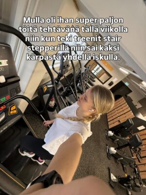 Lotta Hintsa Instagram - Aikamoinen aikamatka ku meni viikoksi äidin luo Jyväskylään. 😄
———
I spent a week at my mom’s place and it was perfect. Mom got to spend time with her granddaughter and I got lots of work done, got to ski, train and see friends 🥰 and the baby got to try out my old baby bed, stroller and cradle. Great success 😄

Mainos: @thule autoistuin, @donebydeer mustavalkokortit ja @sebrainterior unipesä saatu @wauvakauppa 🤍