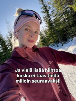 Lotta Hintsa Instagram - Aikamoinen aikamatka ku meni viikoksi äidin luo Jyväskylään. 😄
———
I spent a week at my mom’s place and it was perfect. Mom got to spend time with her granddaughter and I got lots of work done, got to ski, train and see friends 🥰 and the baby got to try out my old baby bed, stroller and cradle. Great success 😄

Mainos: @thule autoistuin, @donebydeer mustavalkokortit ja @sebrainterior unipesä saatu @wauvakauppa 🤍