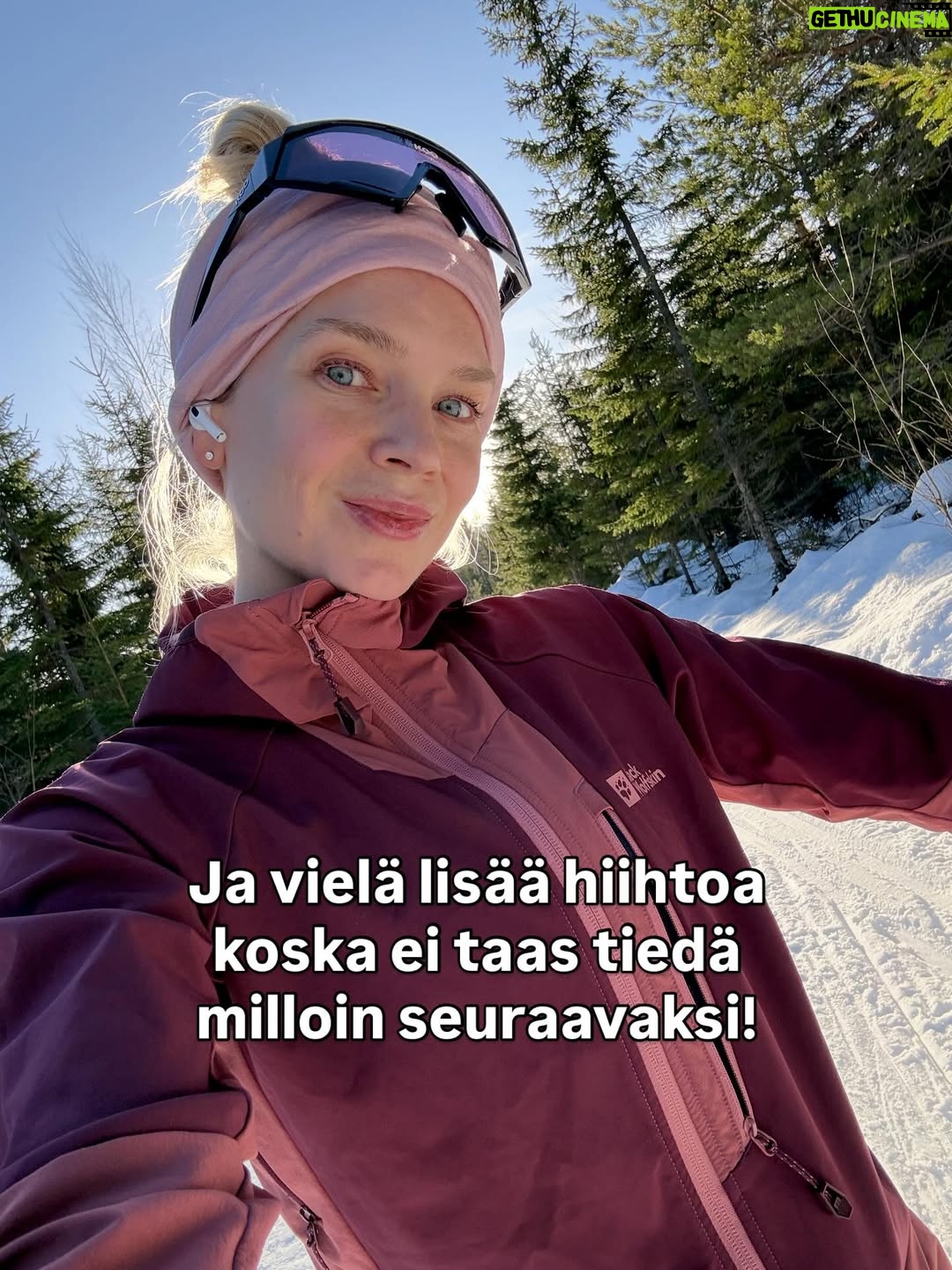 Lotta Hintsa - 4.7K Likes - Aikamoinen aikamatka ku meni viikoksi äidin luo Jyväskylään. 😄
———
I spent a week at my mom’s place and it was perfect. Mom got to spend time with her granddaughter and I got lots of work done, got to ski, train and see friends 🥰 and the baby got to try out my old baby bed, stroller and cradle. Great success 😄

Mainos: @thule autoistuin, @donebydeer mustavalkokortit ja @sebrainterior unipesä saatu @wauvakauppa 🤍