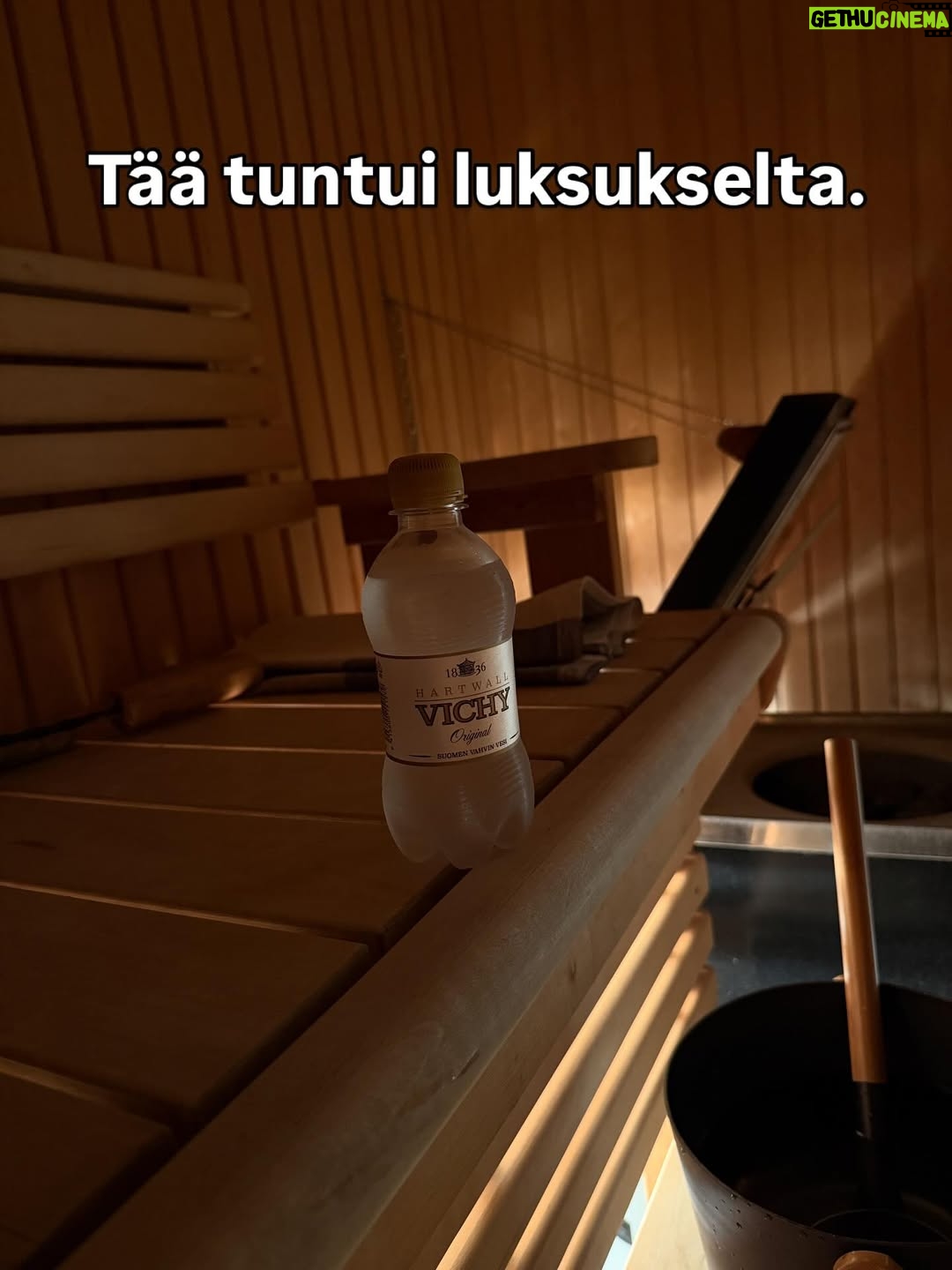 Lotta Hintsa - 4.7K Likes - Aikamoinen aikamatka ku meni viikoksi äidin luo Jyväskylään. 😄
———
I spent a week at my mom’s place and it was perfect. Mom got to spend time with her granddaughter and I got lots of work done, got to ski, train and see friends 🥰 and the baby got to try out my old baby bed, stroller and cradle. Great success 😄

Mainos: @thule autoistuin, @donebydeer mustavalkokortit ja @sebrainterior unipesä saatu @wauvakauppa 🤍