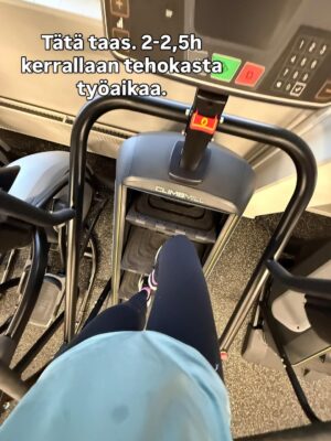 Lotta Hintsa Instagram - Aikamoinen aikamatka ku meni viikoksi äidin luo Jyväskylään. 😄
———
I spent a week at my mom’s place and it was perfect. Mom got to spend time with her granddaughter and I got lots of work done, got to ski, train and see friends 🥰 and the baby got to try out my old baby bed, stroller and cradle. Great success 😄

Mainos: @thule autoistuin, @donebydeer mustavalkokortit ja @sebrainterior unipesä saatu @wauvakauppa 🤍