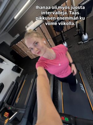 Lotta Hintsa Instagram - Aikamoinen aikamatka ku meni viikoksi äidin luo Jyväskylään. 😄
———
I spent a week at my mom’s place and it was perfect. Mom got to spend time with her granddaughter and I got lots of work done, got to ski, train and see friends 🥰 and the baby got to try out my old baby bed, stroller and cradle. Great success 😄

Mainos: @thule autoistuin, @donebydeer mustavalkokortit ja @sebrainterior unipesä saatu @wauvakauppa 🤍
