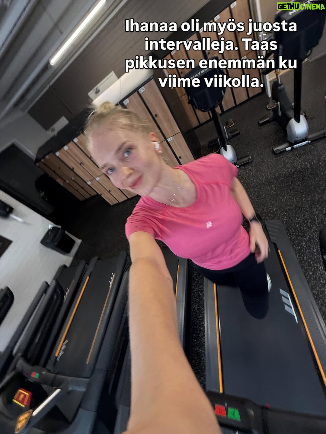 Lotta Hintsa - 4.7K Likes - Aikamoinen aikamatka ku meni viikoksi äidin luo Jyväskylään. 😄
———
I spent a week at my mom’s place and it was perfect. Mom got to spend time with her granddaughter and I got lots of work done, got to ski, train and see friends 🥰 and the baby got to try out my old baby bed, stroller and cradle. Great success 😄

Mainos: @thule autoistuin, @donebydeer mustavalkokortit ja @sebrainterior unipesä saatu @wauvakauppa 🤍