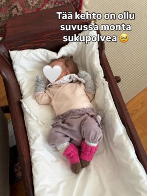 Lotta Hintsa Instagram - Aikamoinen aikamatka ku meni viikoksi äidin luo Jyväskylään. 😄
———
I spent a week at my mom’s place and it was perfect. Mom got to spend time with her granddaughter and I got lots of work done, got to ski, train and see friends 🥰 and the baby got to try out my old baby bed, stroller and cradle. Great success 😄

Mainos: @thule autoistuin, @donebydeer mustavalkokortit ja @sebrainterior unipesä saatu @wauvakauppa 🤍